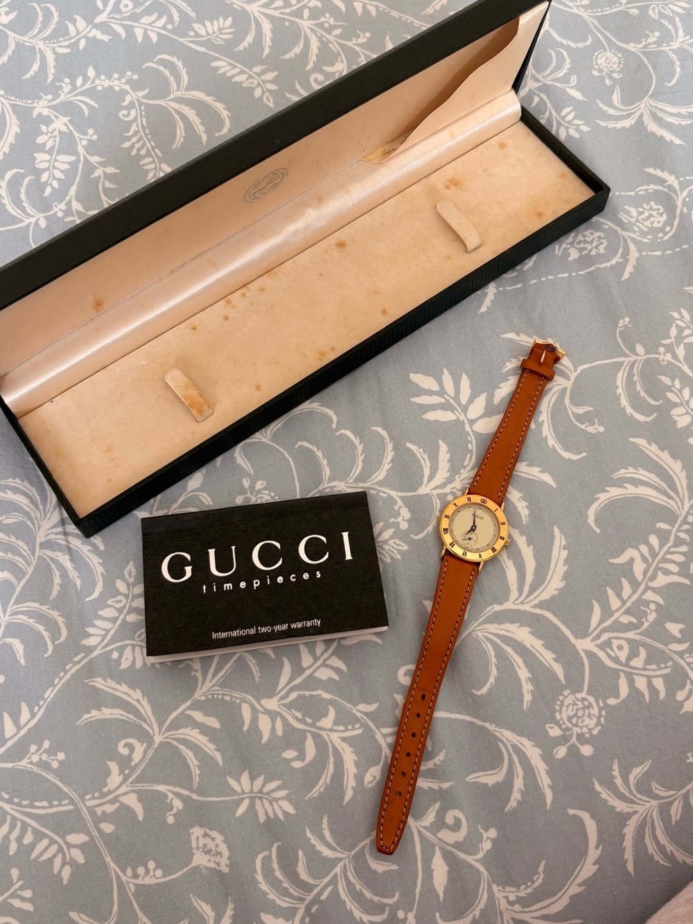 Gucci Gold-Tone Watch with Brown Leather Strap and Cream Dial - Vintage ‘97